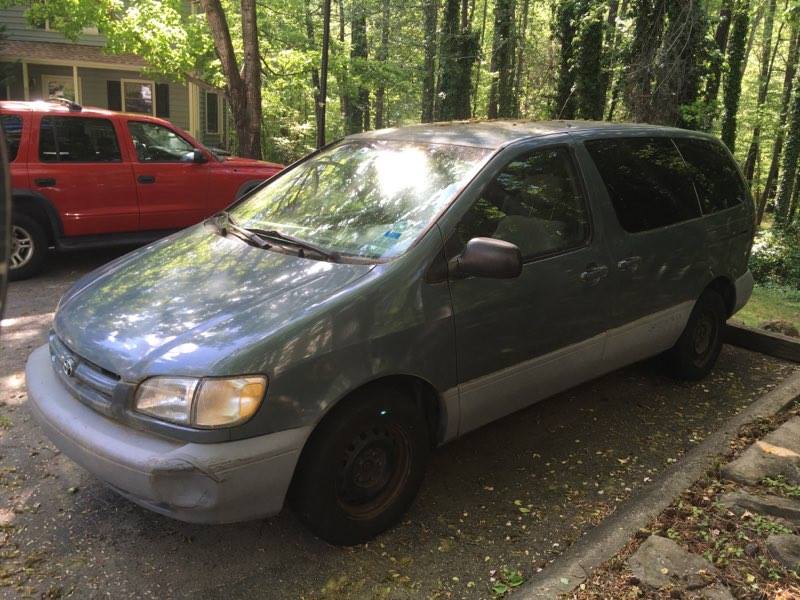 2000 Toyota Sienna (3 doors)