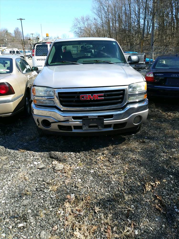 2005 GMC New Sierra Crew Cab (4 doors)