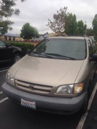 2000 Toyota Sienna (4 doors)